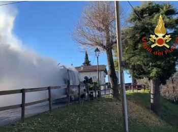 Furgone in fiamme sulla strada del Belvedere a Moruzzo