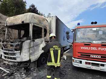 Incendio autoarticolato sul Raccordo Autostradale 13