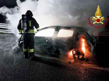 Incendio autovettura sulla A4