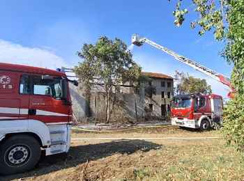 Incendio casolare abbandonato