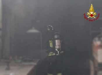 Incendio di un capannone ad Ancona