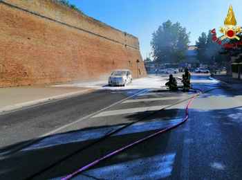 Incendio di un'autovettura a Fano