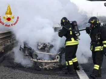 Incendio idi un'autovettura sulla A4 TO-MI