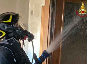 Incendio in un'abitazione a Falconara Marittima