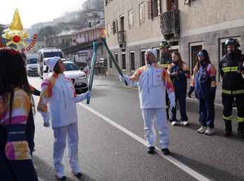La fiaccola olimpica arriva a Longarone. Maurilio De Zolt e Alessia Scortechini i tedofori che hanno rappresentato il Corpo nazionale dei Vigili del fuoco