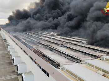 Vasto incendio in un centro logistico di Rutigliano
